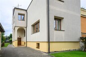 Prémiové bydlení u centra Českých Budějovic - prostorný dům s garáží, novou střechou a náklady jen 4 000 Kč/měsíc, cena 9850000 CZK / objekt, nabízí 