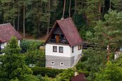 Prodej zděné, patrové, chaty s vlastním pozemkem, ve stráni u lesa nad rybníkem, Bečice, Týn n. Vlt., cena 2652000 CZK / objekt, nabízí