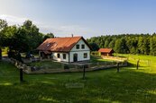 Rodinný dům se zázemím pro koně, apartmány, dílnou, dvojgaráží, 5 km od Jindřichova Hradce, cena 16499000 CZK / objekt, nabízí 