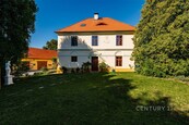 Prodej unikátní usedlosti s atmosférou a pozemkem o 2031 m2 v obci Janov, cena 15860000 CZK / objekt, nabízí 