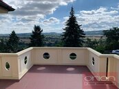 Pronájem reprezentativní vily se zahradou: Praha - západ, Černošice, ulice V Horce, cena 60000 CZK / objekt / měsíc, nabízí